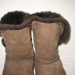 UGG Bailey Button 5830 Short Chocolate Boots, W 8